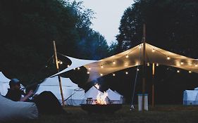 Glamping Camp Mit Komfortzelten&lodges In Am See